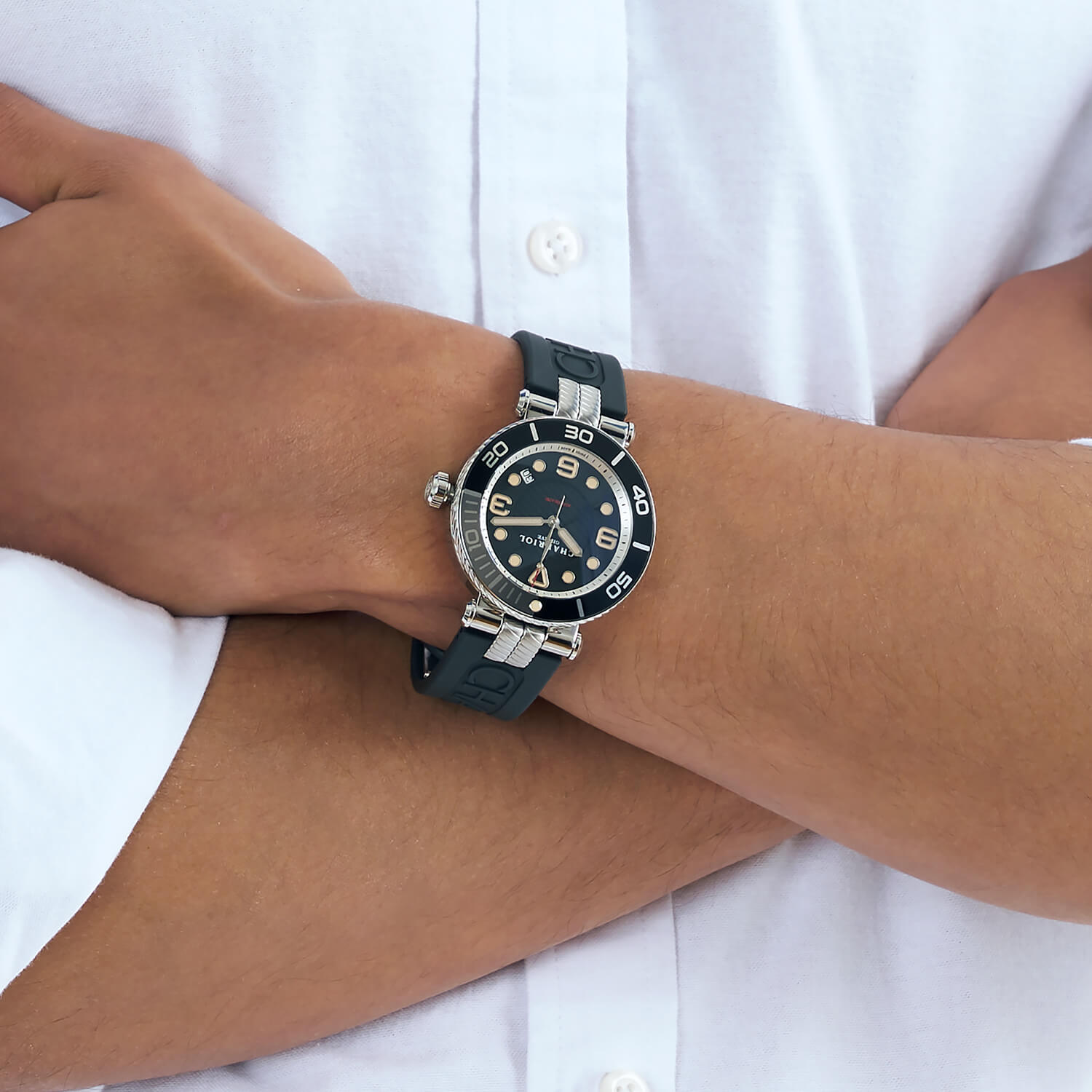 NAVIGATOR عيار 41 مم، عيار أوتوماتيكي، مينا لومينوفا أسود وفضي، سوار أسود وفضي أحادي الاتجاه، سوار أسود مطاطي قابل للتبديل - © 2024 Charriol - ساعة