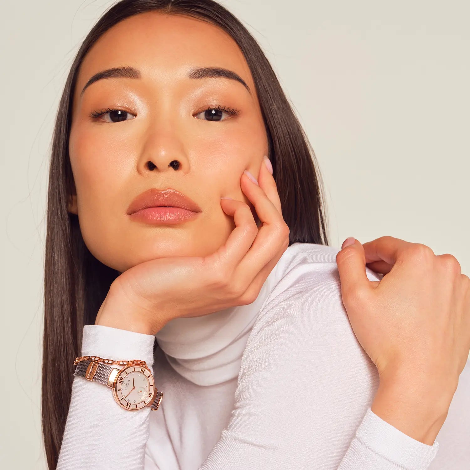 ST TROPEZ، 30 مم، عيار كوارتز، عيار كوارتز، سوار من اللؤلؤ مع 10 أحجار كريمة من اللؤلؤ، سوار من اللؤلؤ، سوار من الفولاذ - Charriol جنيف - ساعة