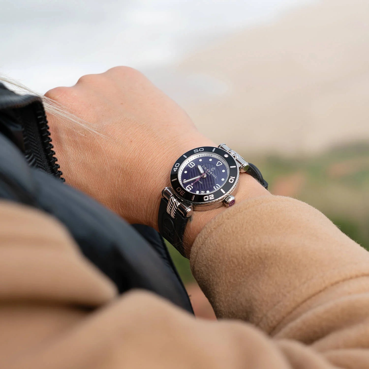NAVIGATOR SURF، 36 مم، عيار أوتوماتيكي، أسود مع حافة من الماس، مينا أرجواني وسوار مطاطي أسود قابل للتبديل - © 2024 Philippe Charriol International Ltd. - ساعة يد