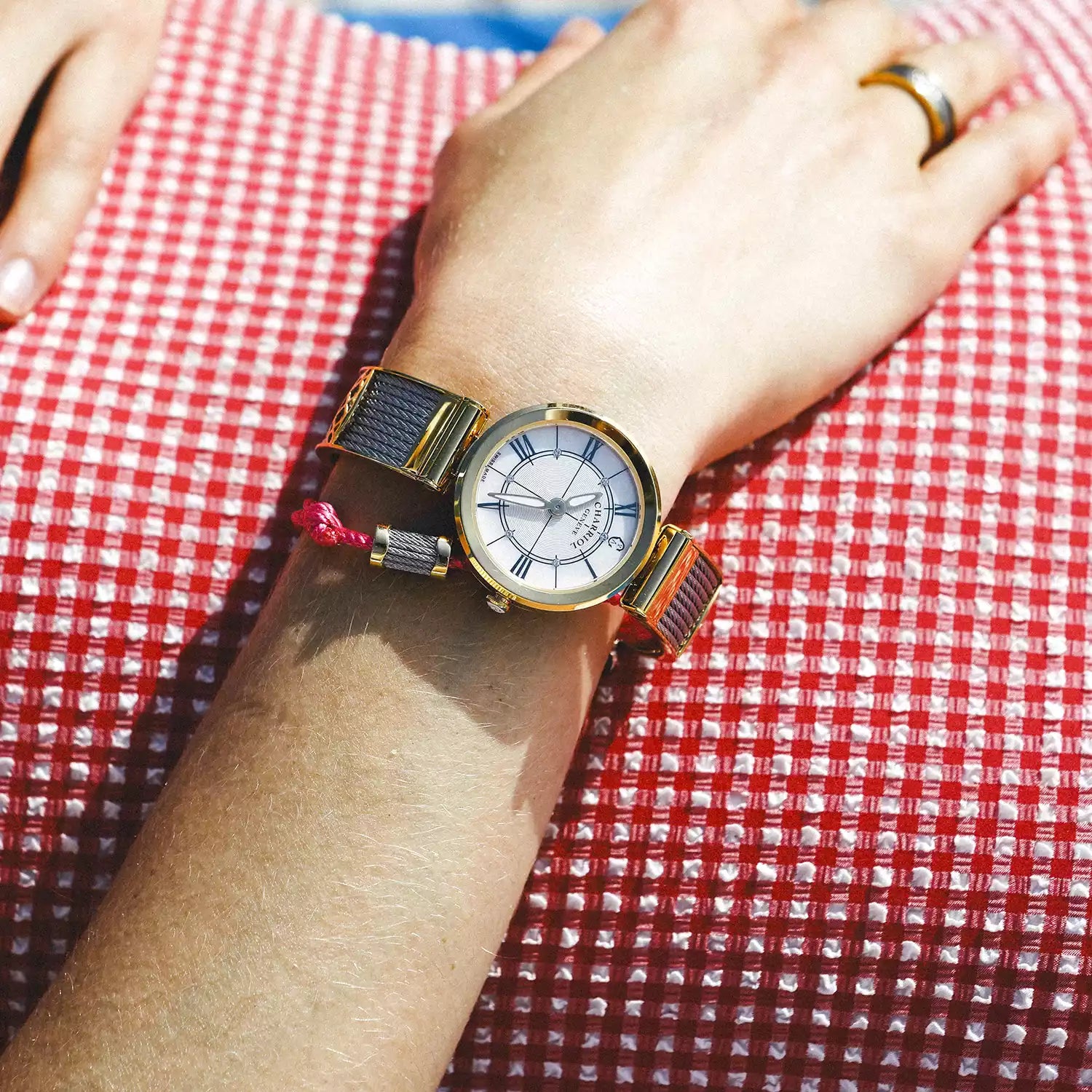 FOREVERعيار 32 مم، عيار كوارتز، مينا من اللؤلؤ، حزام من الذهب الأصفر المطلي بالورنيش البولي فينيل متعدد الألوان، سوار من الفولاذ - Charriol جنيف - ساعة