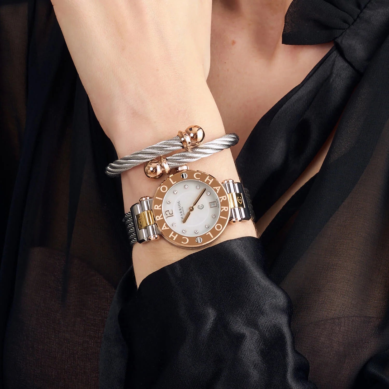 NAVIGATOR CRUISE، 36 ملم، عيار كوارتز عيار 36 ملم، عيار كوارتز عيار 36 ملم، مينا أبيض من اللؤلؤ مع 10 أحجار كريمة من اللؤلؤ، سوار من الفولاذ الذهبي الوردي PVD "CHARRIOL CHARRIOL " مع 2 سوار من الفولاذ قابل للتبديل مع سوار من الفولاذ الذهبي الوردي PVD مثبت - © 2024 Charriol - ساعة