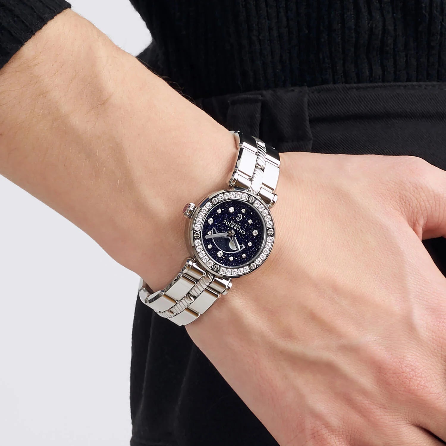 NAVIGATOR CRUISEعيار 28 ملم، عيار كوارتز من حجر القمر مطبوع عليه 12 حجرًا مرصعًا بـ 12 حجرًا مرصعًا بـ 30 حجرًا مرصعًا بـ 6 مسامير، سوار معدني قابل للتبديل - © 2024 Charriol - ساعة