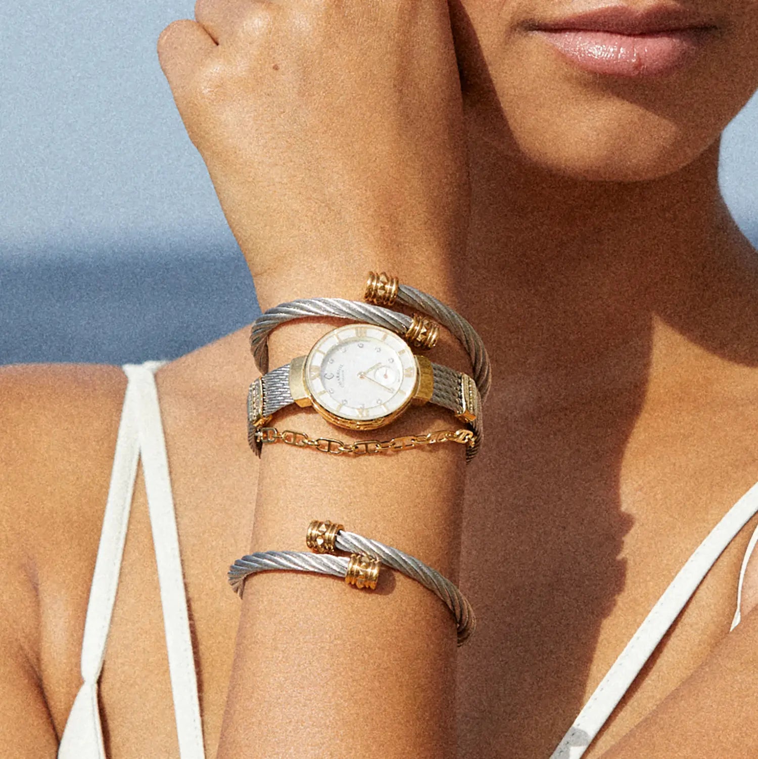 ST TROPEZ، 25 مم، عيار كوارتز، عيار كوارتز، مينا من اللؤلؤ مع 11 حجر كريم، حزام من الذهب الأصفر المطلي بالورنيش البولي فينيل متعدد الألوان، سوار من الفولاذ - Charriol جنيف - ساعة