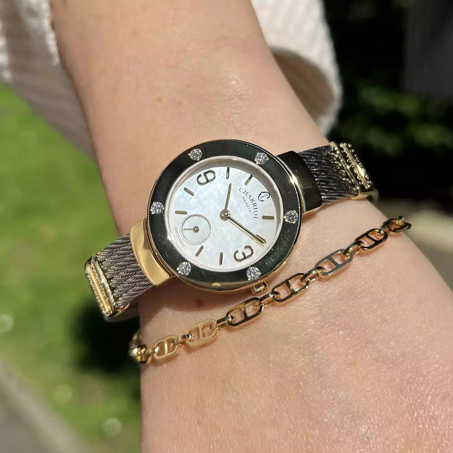 ST TROPEZ، 30 مم، عيار كوارتز، مينا من اللؤلؤ، مينا من الذهب الأصفر المطلي بالذهب مع 6 حبات من الألماس، سوار من الفولاذ - Charriol جنيف - ساعة