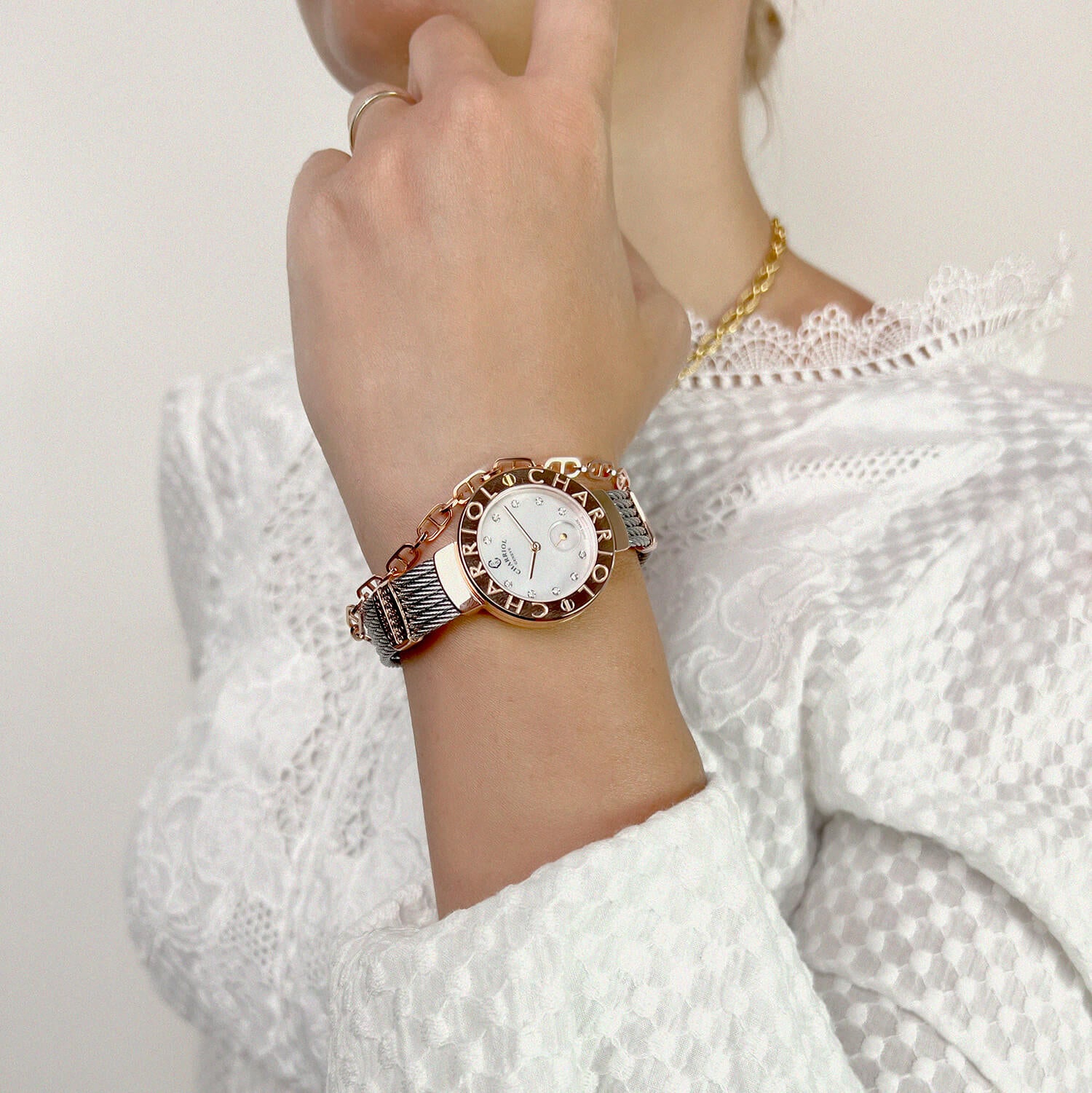 ST TROPEZ، 30 مم، عيار كوارتز، عيار كوارتز، سوار من اللؤلؤ مع 10 أحجار كريمة مع 10 أحجار كريمة "CHARRIOL CHARRIOL "، سوار من الفولاذ - Charriol جنيف - ساعة